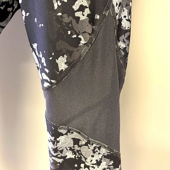 Under Armour Women’s HeatGear Ankle Cropped Camo Print Compression Leggings- M - Picture 3 of 8